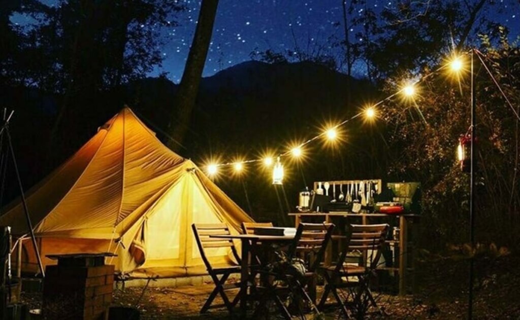 夜のキャンプ風景